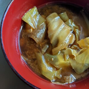 木綿豆腐とちくわとキャベツとネギのお味噌汁